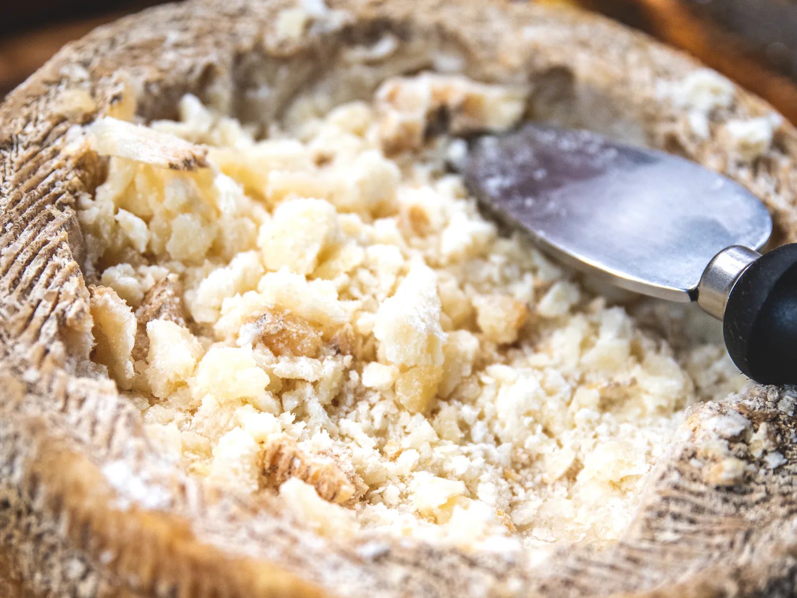 Pecorino servito a scaglie direttamente dalla forma, per la degustazione
