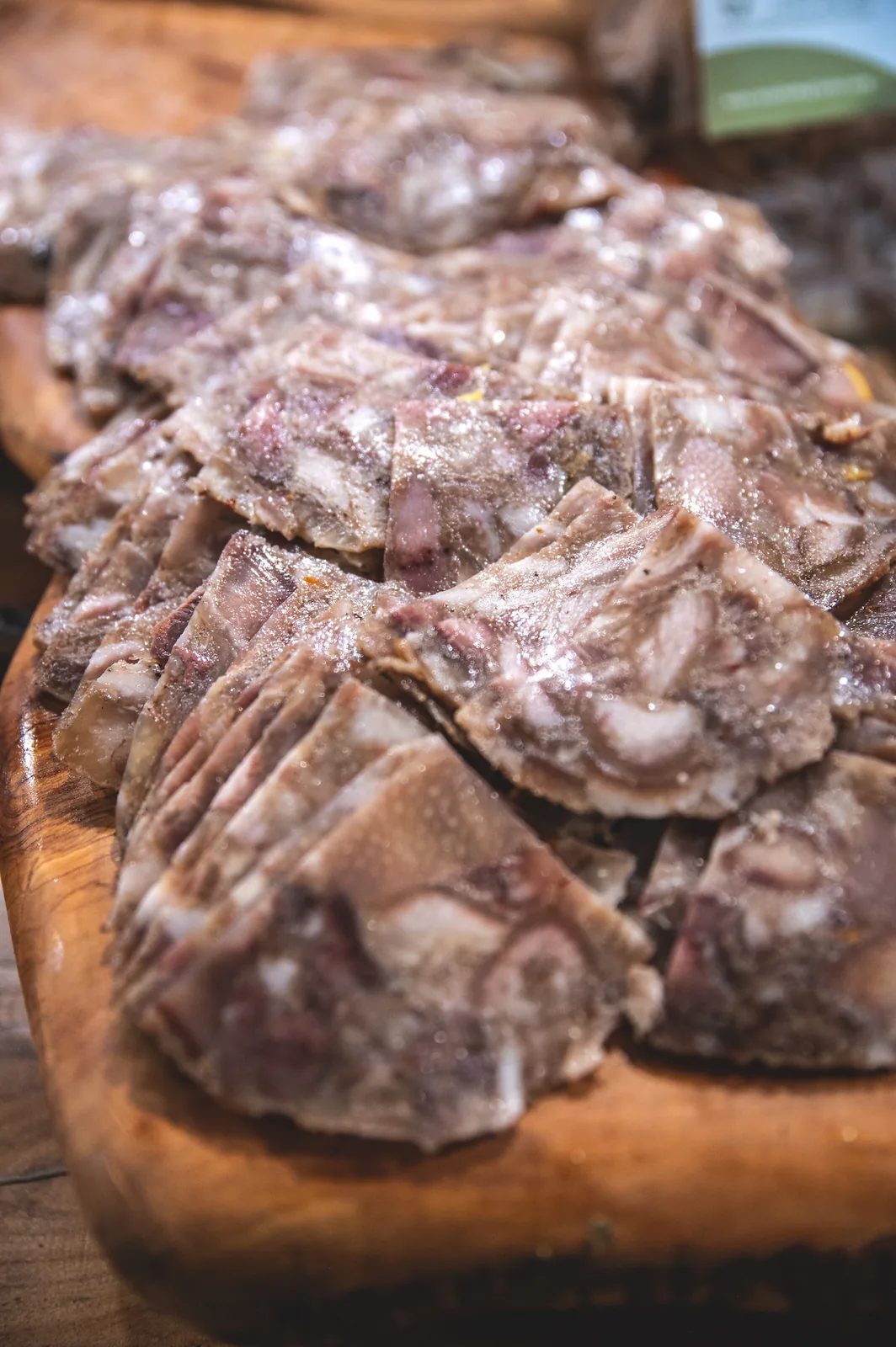 Salumi locali affettati sul tagliere di legno, pronti per il buffet