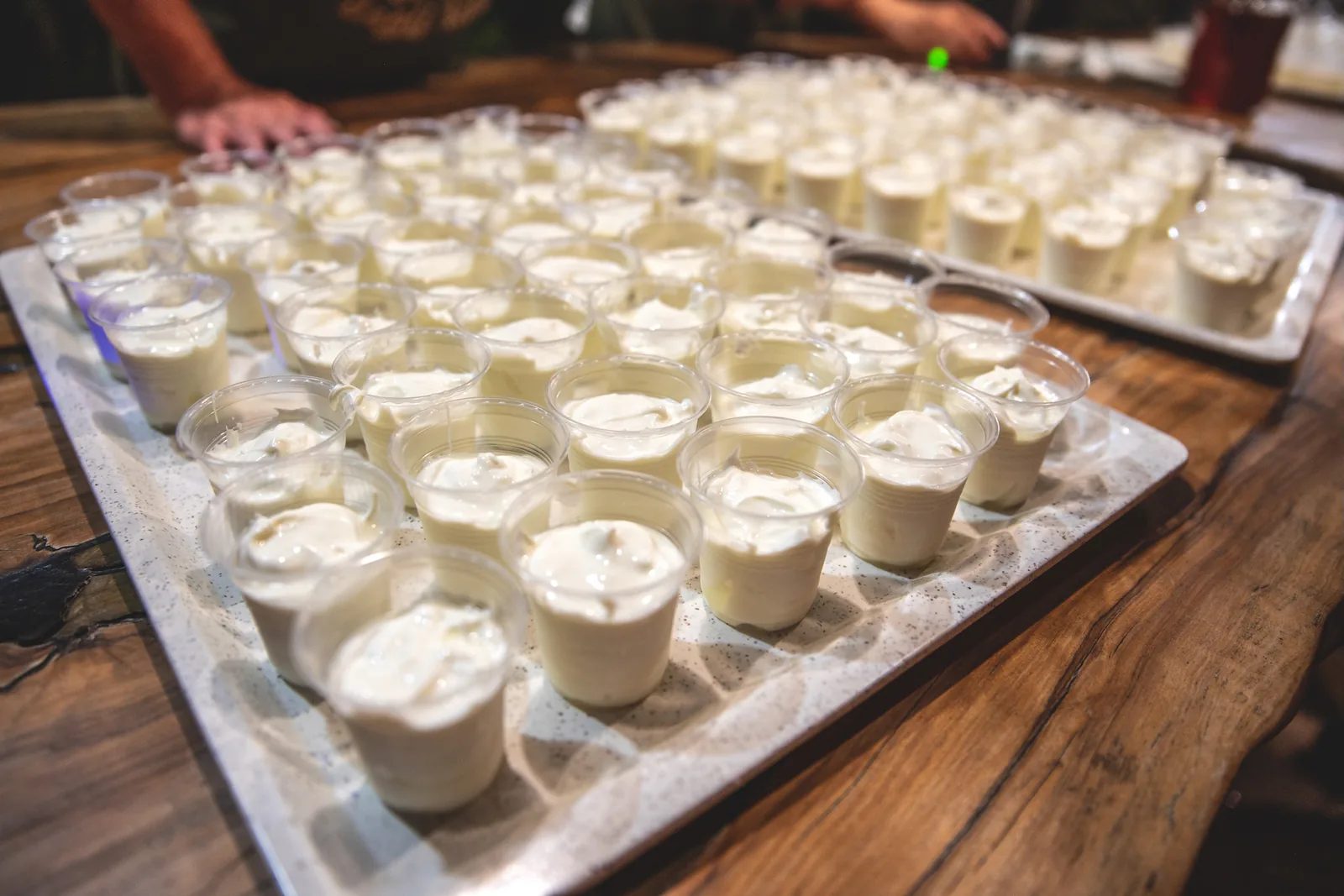 Bicchierini di yogurt di latte di pecora preparati per gli assaggi