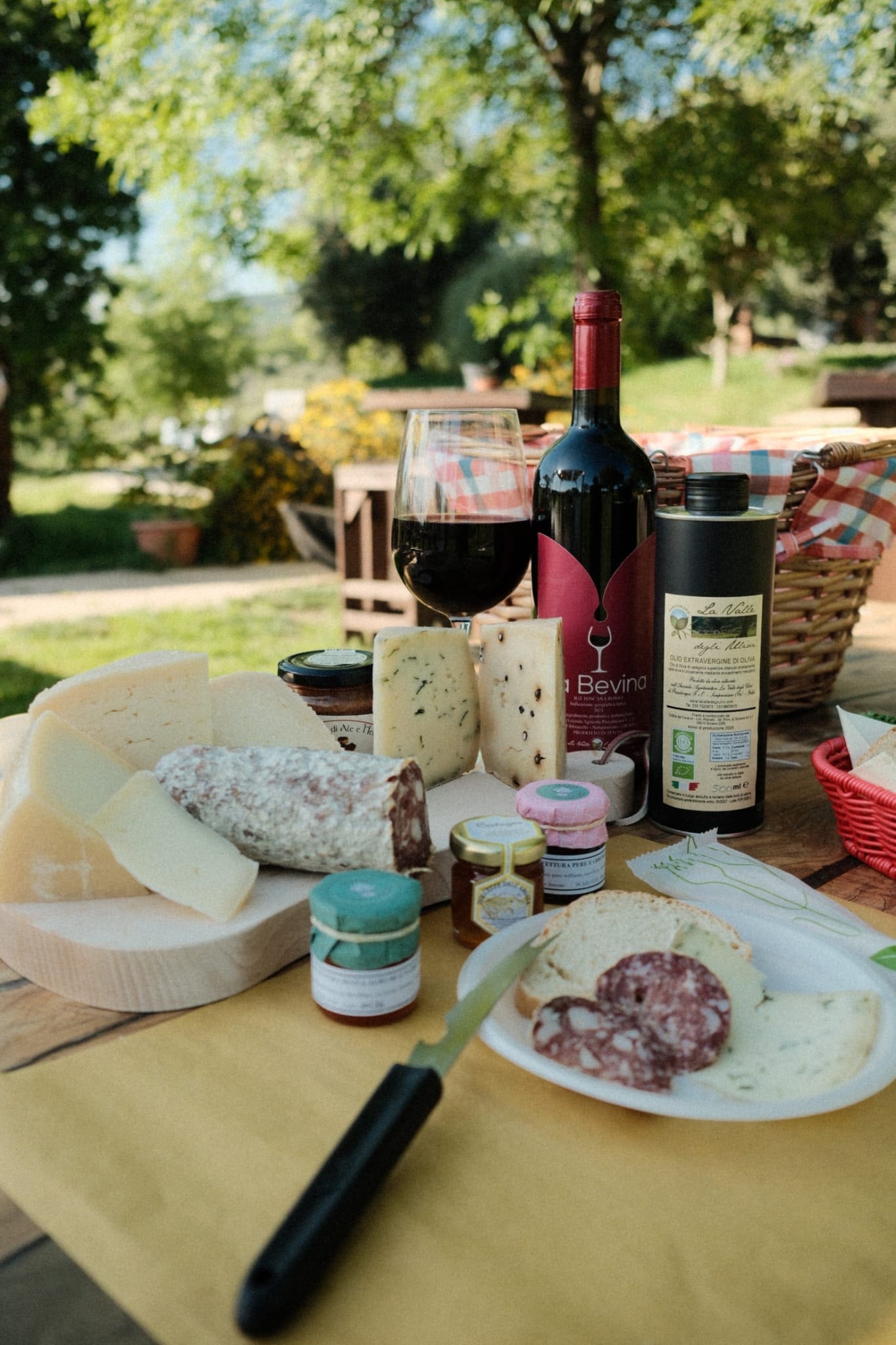 Tagliere di pecorini, salumi e vino