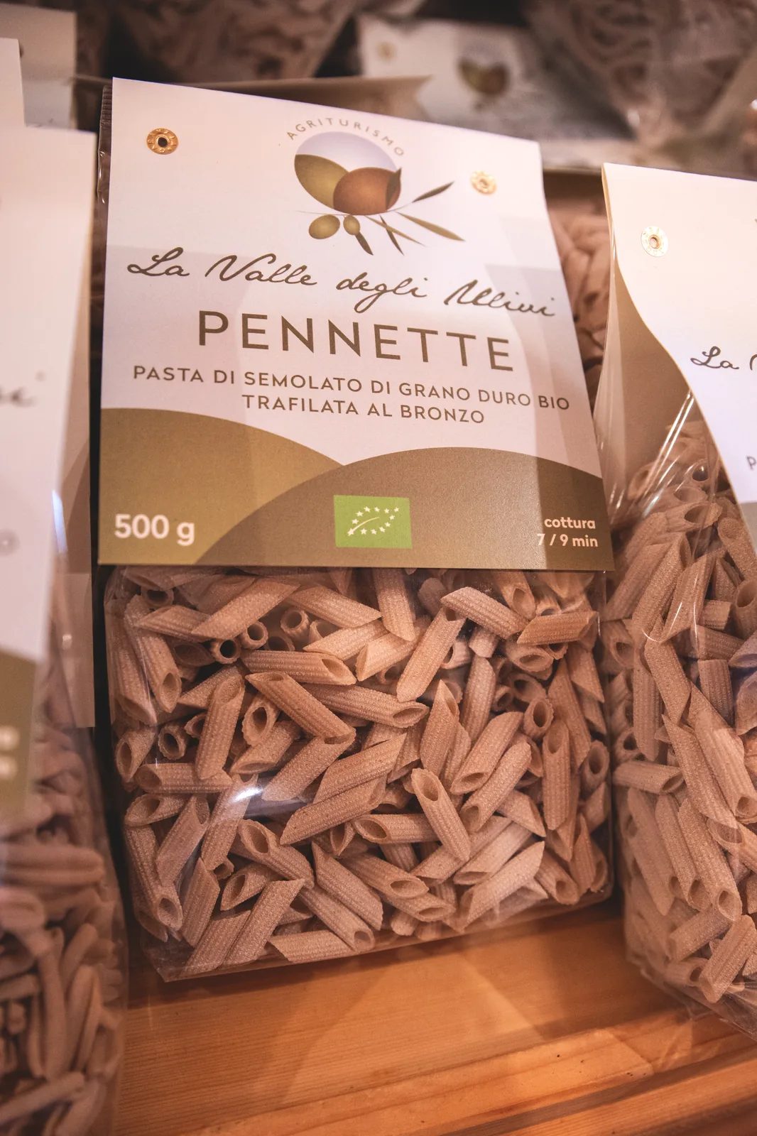 Pennette di semolato di grano duro bio sullo scaffale del Punto Vendita