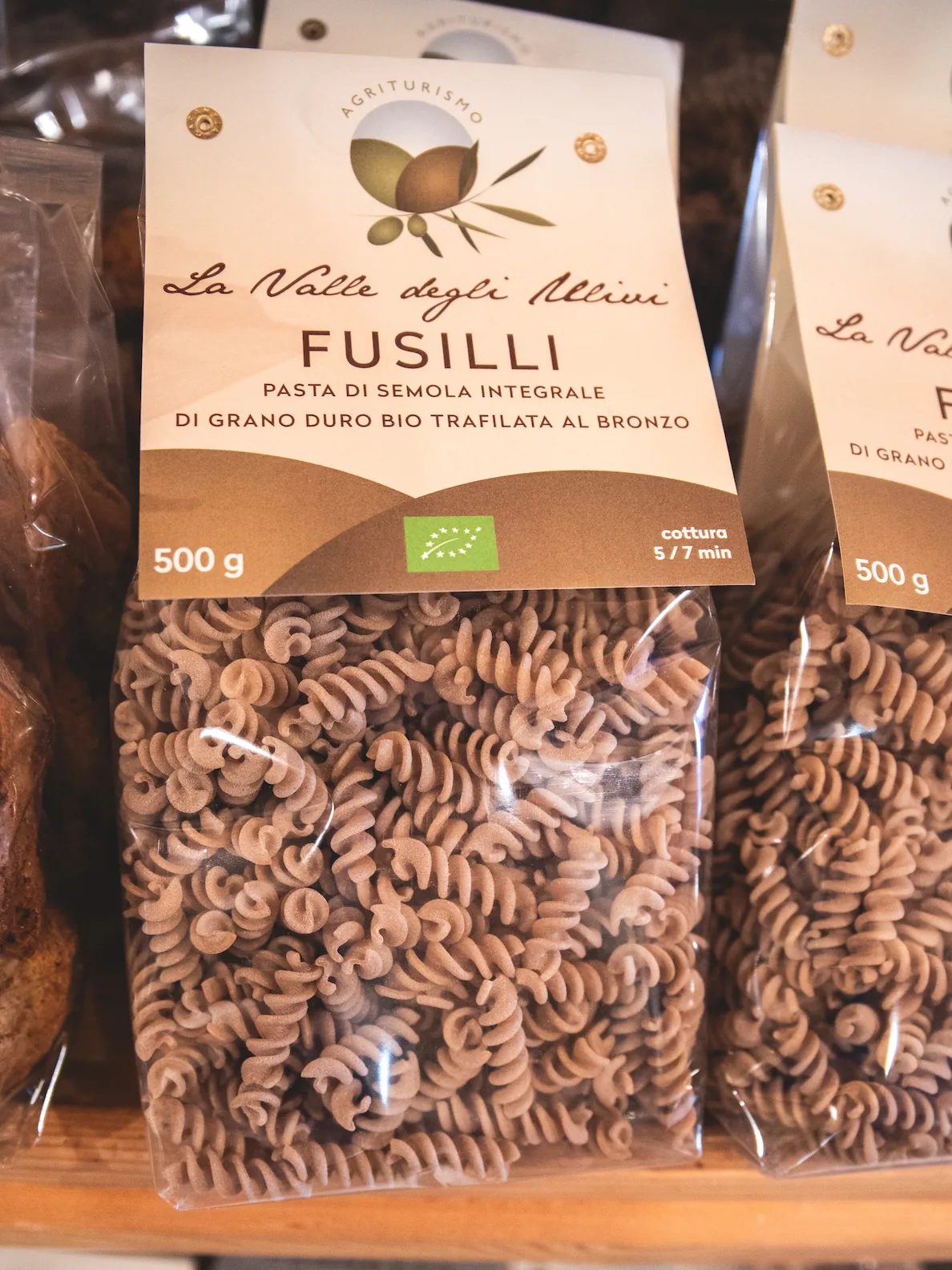 Fusilli di semola integrale di grano duro bio sullo scaffale