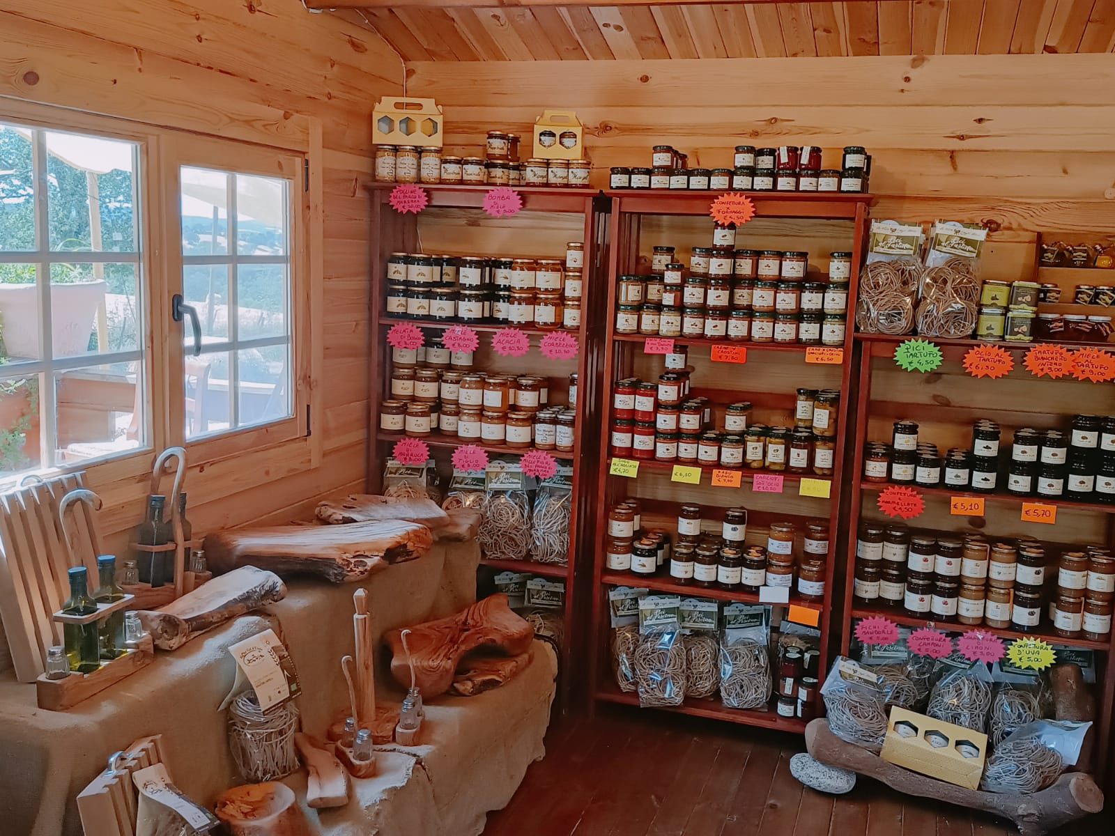 Gli scaffali del Punto Vendita con sughi, marmellate e prodotti del territorio
